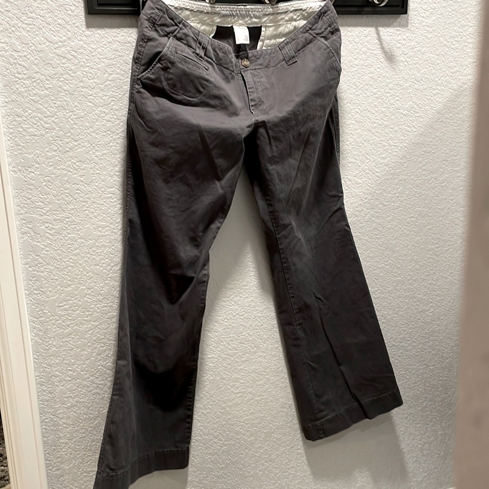 Old Navy women’s regular 10 low rise wide leg gray chinos plain front 🤎